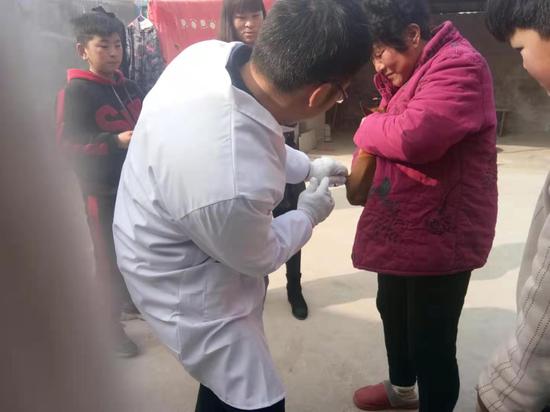 事发村庄16条狗被扑杀,60条狗被注射狂犬疫苗。 受访者供图