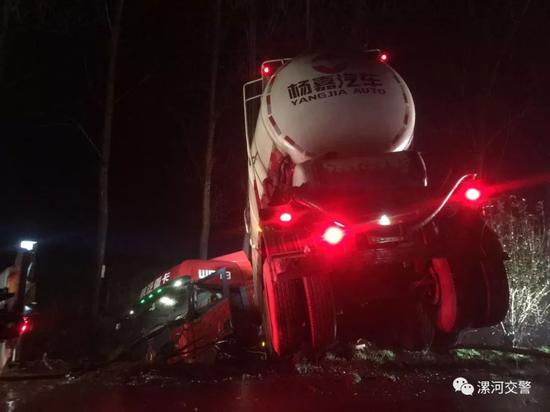 为躲避电动车 漯河一半挂车车头掉路边水沟 为躲避电动车 漯河一半挂车车头掉路边水沟