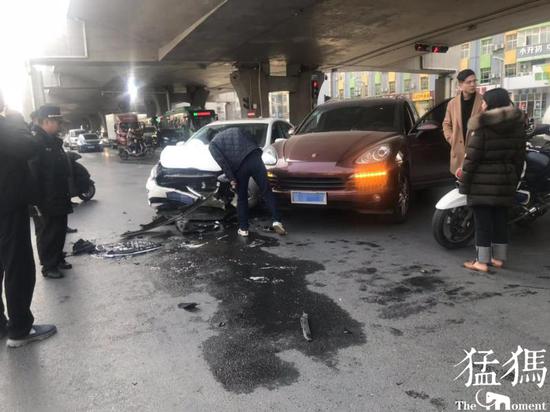 郑州轿车撞上保时捷卡路口 送娃上学再急也要注意安全