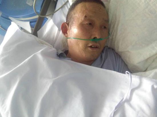老年人口吐白沫_60岁老人晕倒口吐白沫怎么办(3)