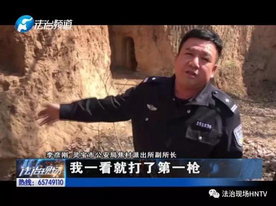 随即，警方找来消防梯，准备对李某实施强攻。