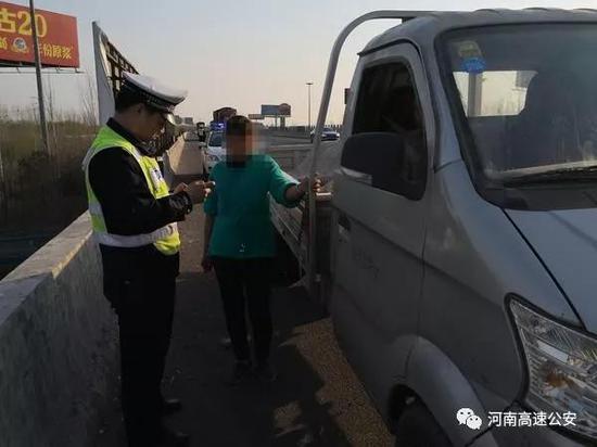 新乡女子无证驾驶送菜被查：开车还需要驾驶证？