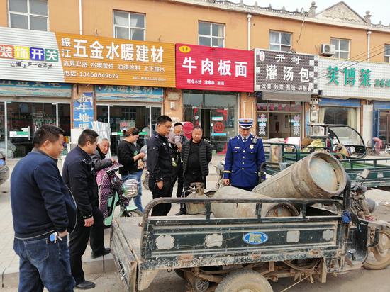 安阳一男子街边非法存储销售液化气 被行政拘留10日 安阳一男子街边非法存储销售液化气 被行政拘留10日