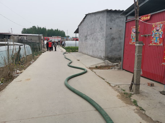 一位外來住戶告訴記者，至少在她一年前搬來租房時(shí)，村子里就已經(jīng)是這樣了。