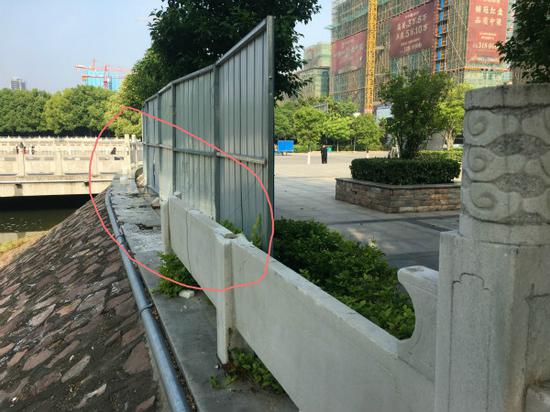 （八龍路橋東側(cè)、天寶路河北岸被損毀的漢白玉防護(hù)欄）