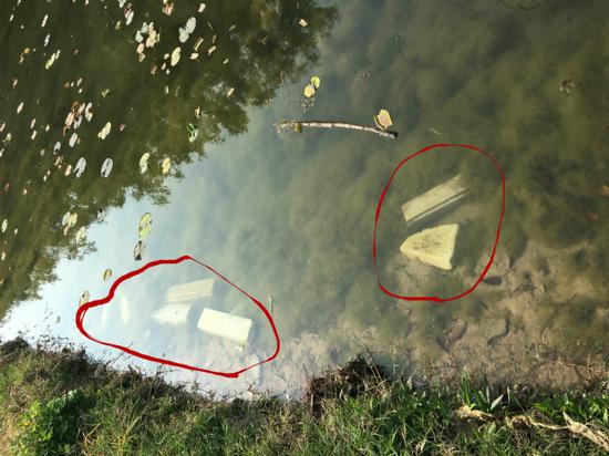 （散落在河里的被損毀的漢白玉防護(hù)欄組件）