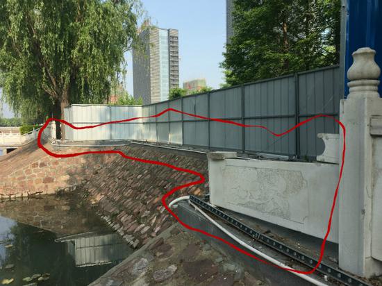 （該段河岸漢白玉防護(hù)欄不僅被毀損，景觀燈也遭到破壞）