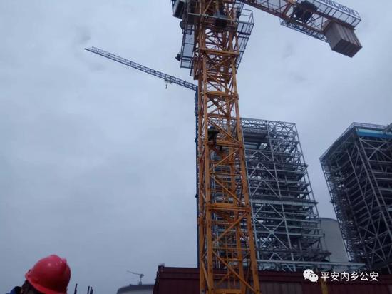 南阳内乡发生极端方式讨薪事件 男子为讨薪爬塔吊 南阳内乡发生极端方式讨薪事件 男子为讨薪爬塔吊