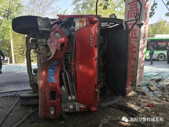 （承担主要责任的轻型货车）