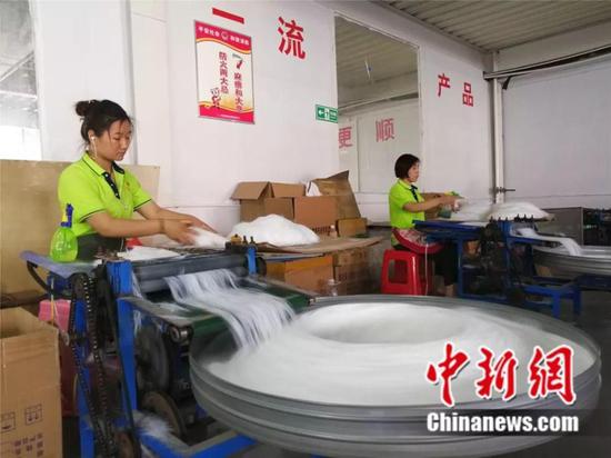 图为鹿邑化妆刷小镇里,工人们在加工尾毛。 刘鹏 摄
