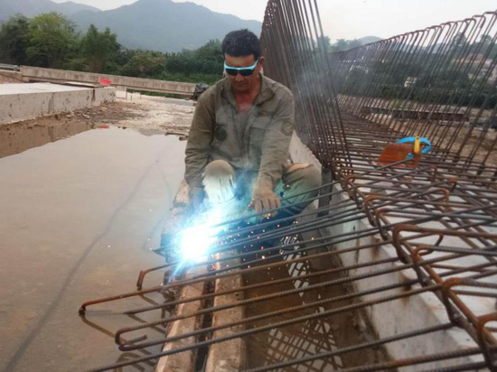 圖為怡然養父在工地辛苦工作