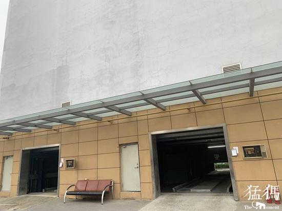 (郑州市中医院的立体停车库)