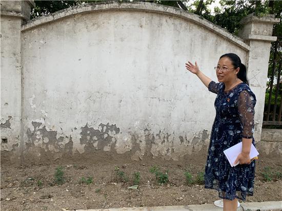 （金祥社區(qū)書記劉艷霞向記者介紹老舊小區(qū)改造情況）