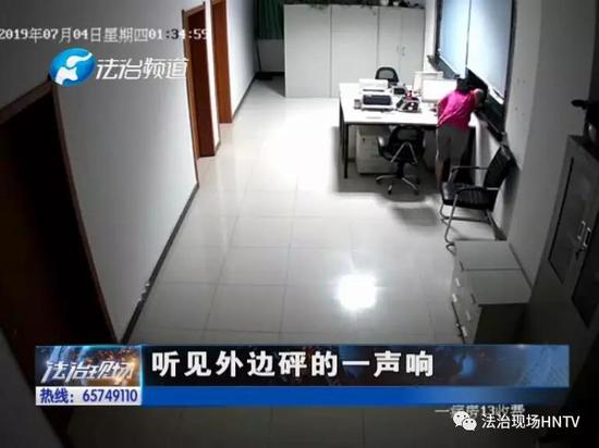 让我们把监控画面调回两分钟前。