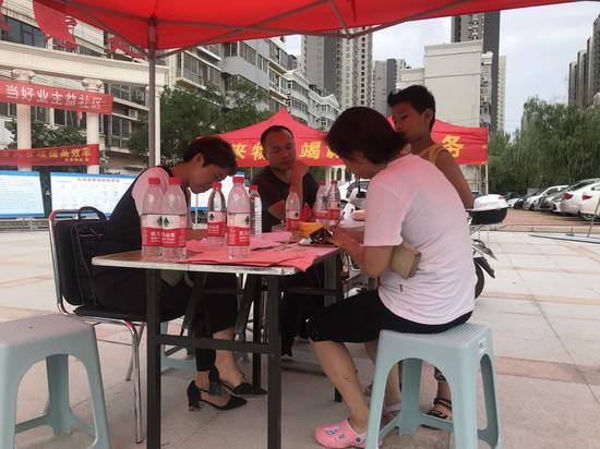 關注：小區業主現場投選“新管家”