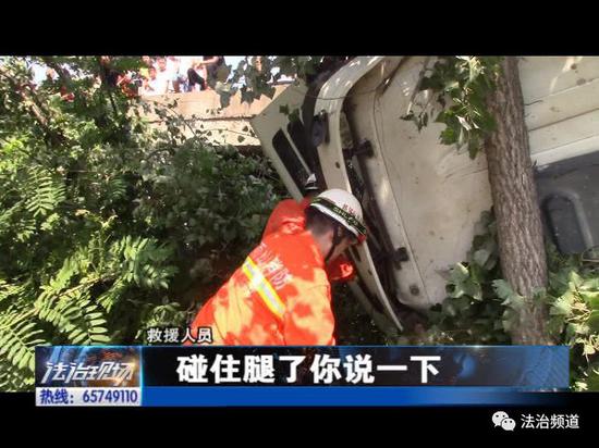 鲁山一水泥罐车爆胎导致翻车 司机被困车内无法动弹