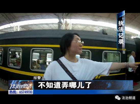 焦急！家长带孩子乘车 列车马上开孩子找不到