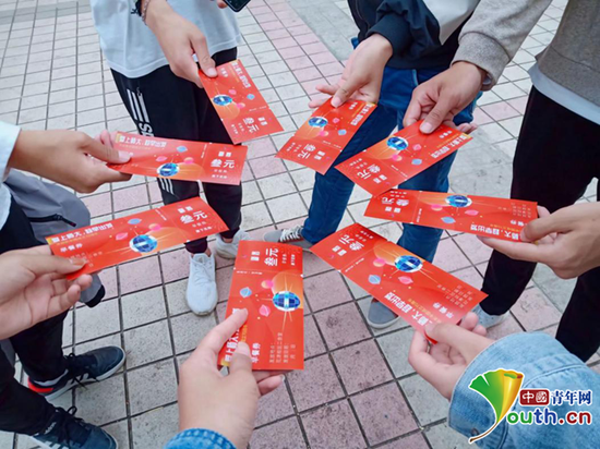 同学们得到早餐劵后进行合影。中国青年网通讯员 秦雅洁 提供