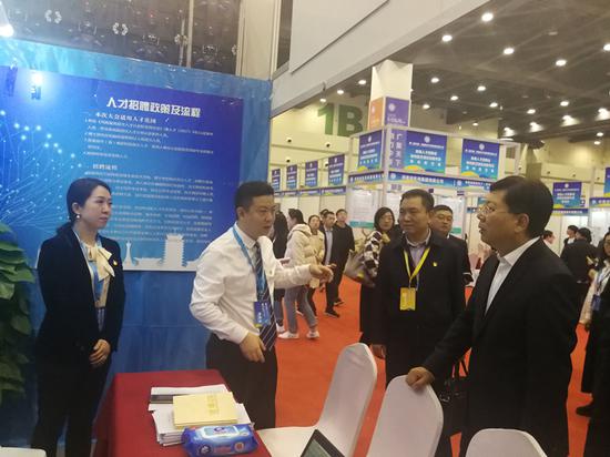 省人力资源和社会保障厅厅长刘世伟到招聘专区巡展指导