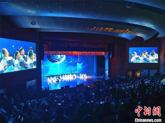 图为开幕式上表演《天地之中》 刘鹏 摄