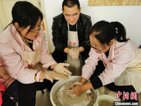 图为陶艺课现场。 史雅娟 摄