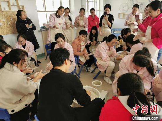 图为陶艺老师郭乐亲自示范陶艺制作过程并讲解注意事项。 史雅娟 摄