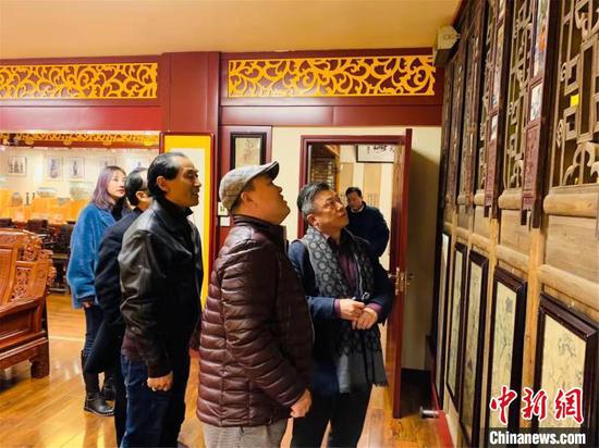 圖為韓國友人參觀萬世之寶博物館 孟豪 攝