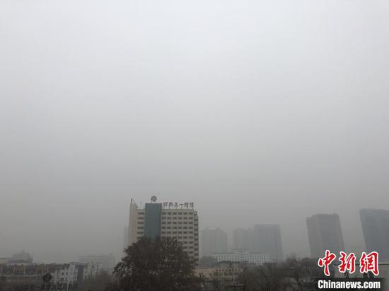 12月24日，河南洛陽城區(qū)被霧霾籠罩。　韓章云　攝