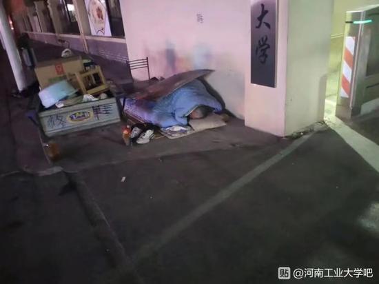 (露宿街头的老人。 本文图片均为冯语提供)