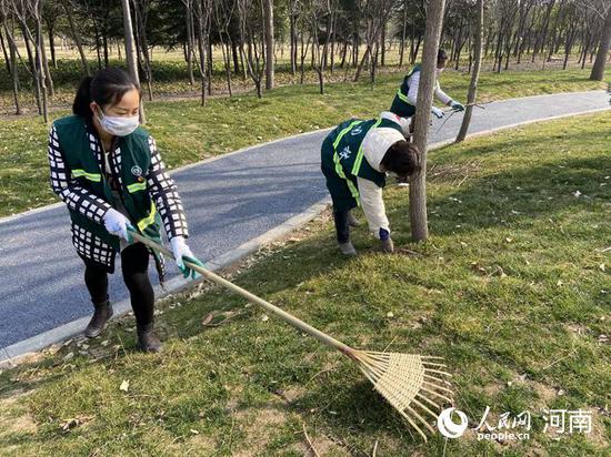 平顶山市园林绿化中心工作人员对草坪进行维护管养。 孙瑞聆 摄