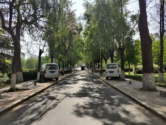 啟明路涵洞之外的道路環境