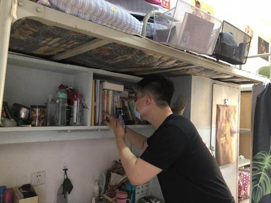 辅导员张东方在寝室视频连线毕业生一起整理资料 安子逸 蔡成章摄