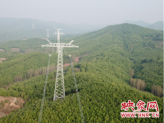  青豫特高压直流工程河南段线路全线架通。（刘孟辉）