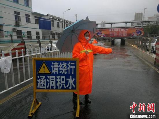 漯河市强降雨导致一处涵洞积水,车辆无法通行。漯河市城市管理局供图