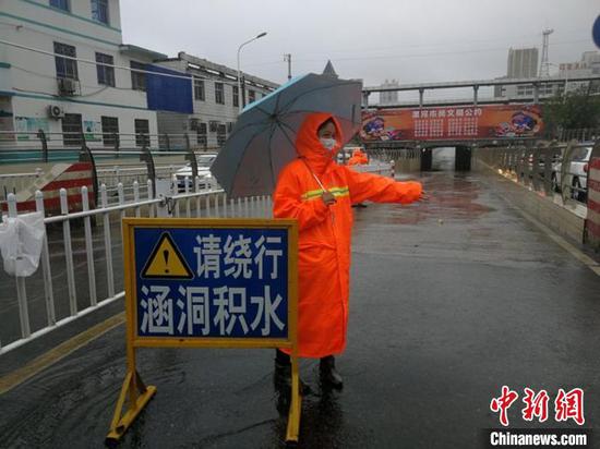  漯河市强降雨导致一处涵洞积水，车辆无法通行。漯河市城市管理局供图