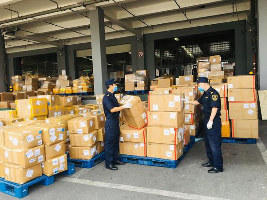 郑州海关现场关员对跨境电商B2B出口货物进行查验
