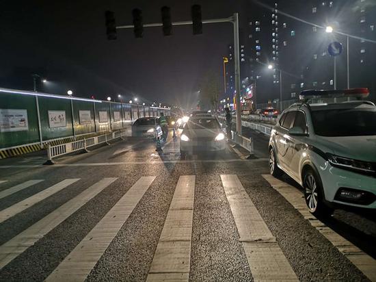 郑州一司机酒驾被查还耍赖 吹8次 终于“露馅”