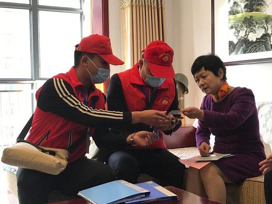 人口普查员_普查员将用10天查清广西人口数 不得拒绝入户登记(3)