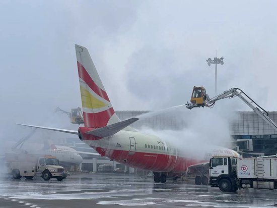 郑州机场运行正常 已为37架次的飞机进行除防冰作业