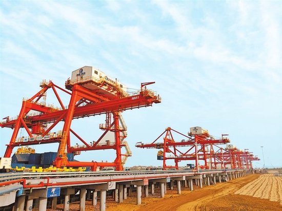 自动化岸桥巍然矗立在周口港。 河南日报社全媒体记者 李时珍 摄