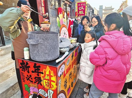 游客在文创摊位前等待“牛肉汤”出锅。本文图片均为受访者供图