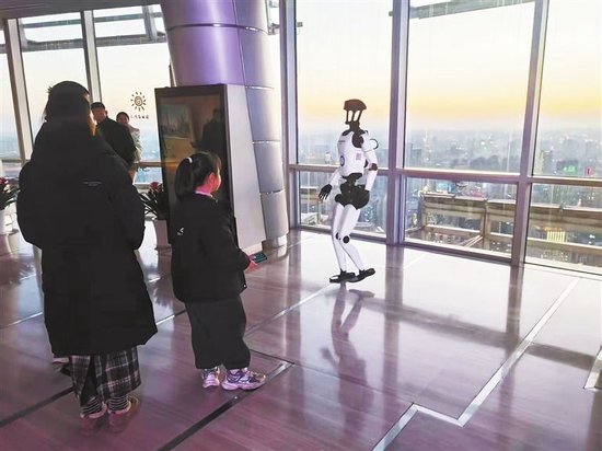 1月5日，机器人“小益”在郑东新区千玺广场58楼城市观光厅讲解郑州市情。张克瑶 摄