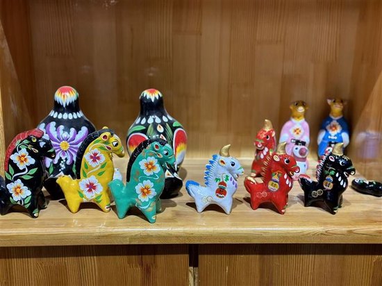 手工艺人们制作的马年生肖泥咕咕。蒋晓芳 摄