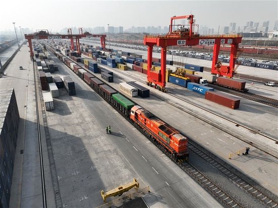 2月12日，一列中亚班列（郑州）满载1607吨小麦粉、坚果等货物缓缓驶入中国铁路郑州局集团有限公司圃田车站。王铮 栗璋鹏 摄