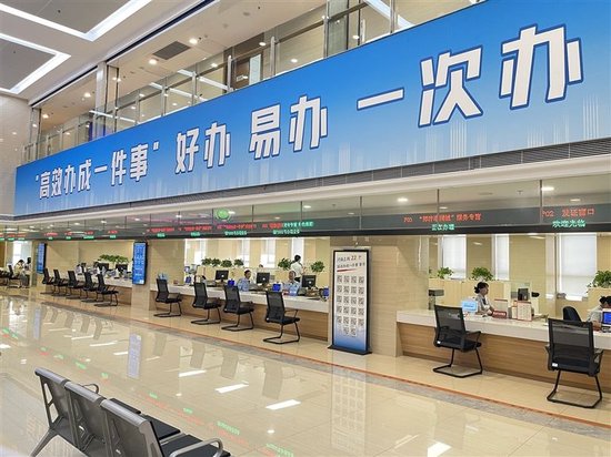 郑州市政务服务中心以“高效办成一件事”为牵引，加快建设高效能政务服务体系，更好为企业、群众服务。本报资料图片