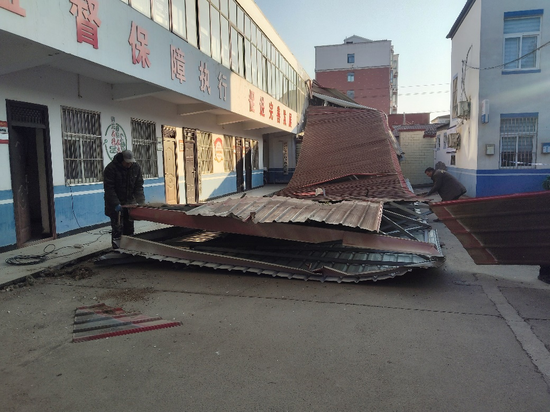 图16&nbsp;陈庄乡组织施工队及时清除障碍物