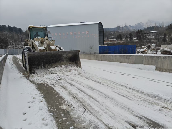 图12 铲车对桥面积雪进行清理