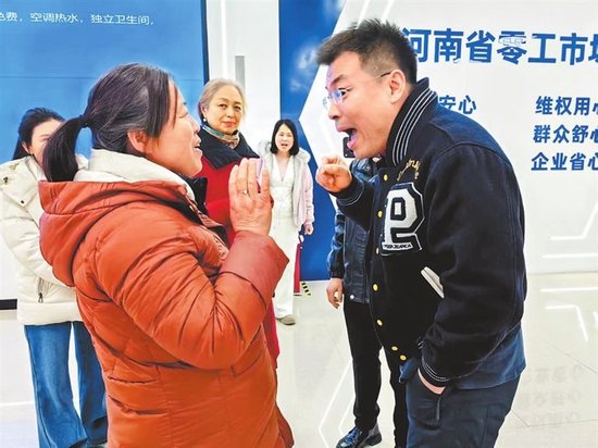 在河南省零工市場開辦的短劇演員培訓班上，老師正在指導學員練習臺詞。 受訪者供圖