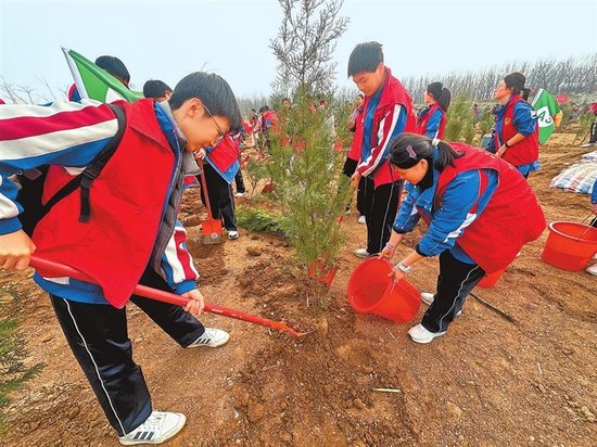 2026年郑州市青少年春季义务植树活动现场（3月11日摄）。 王铮 周文君 摄