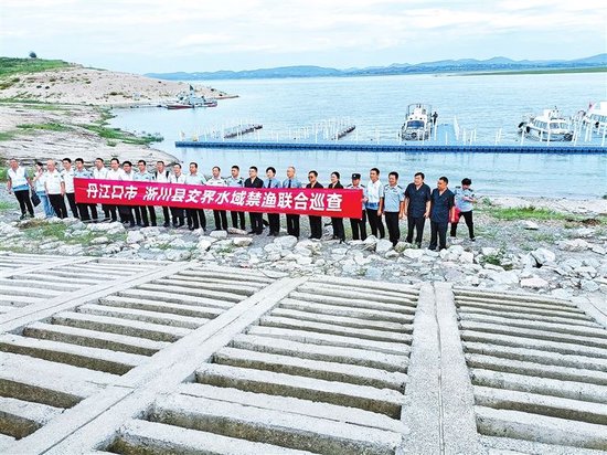 丹江口市与淅川县开展交界水域禁渔联合巡查。受访者供图